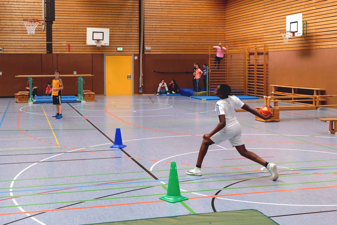 Merian Gemeinschaftsschule Badminton drop shots are delicate badminton shots that can win you points outright if executed well with deception.